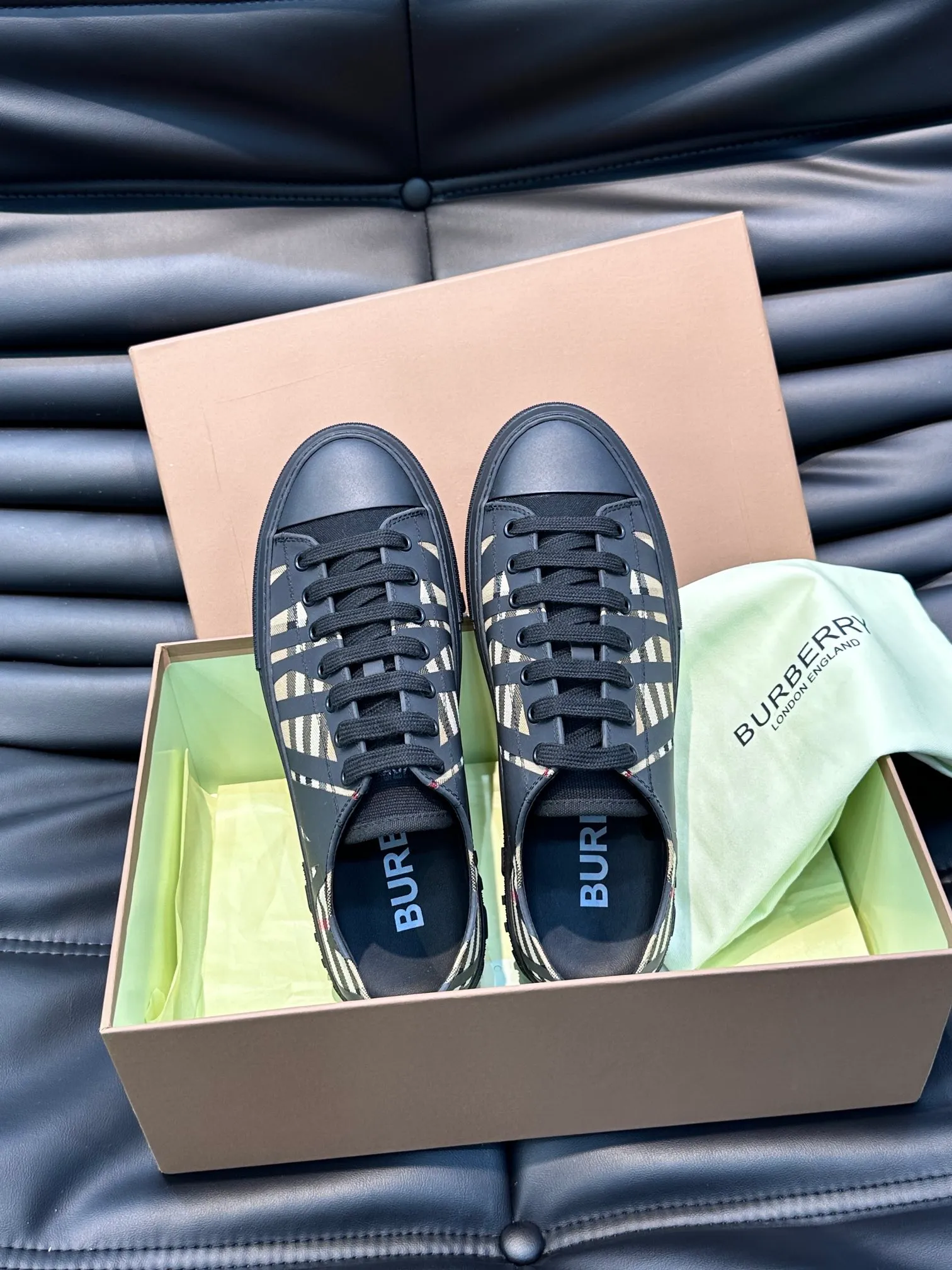 Men's shoes 💰400▫️B's men's classic low-top sneakers are reinterpreted in Vintage plaid cotton material and decorated with a new brand logo. First-layer cowhide lining, embossed Burberry logo on the heel, and original TPU outsole! Size: 38-44 (45 46 customized)